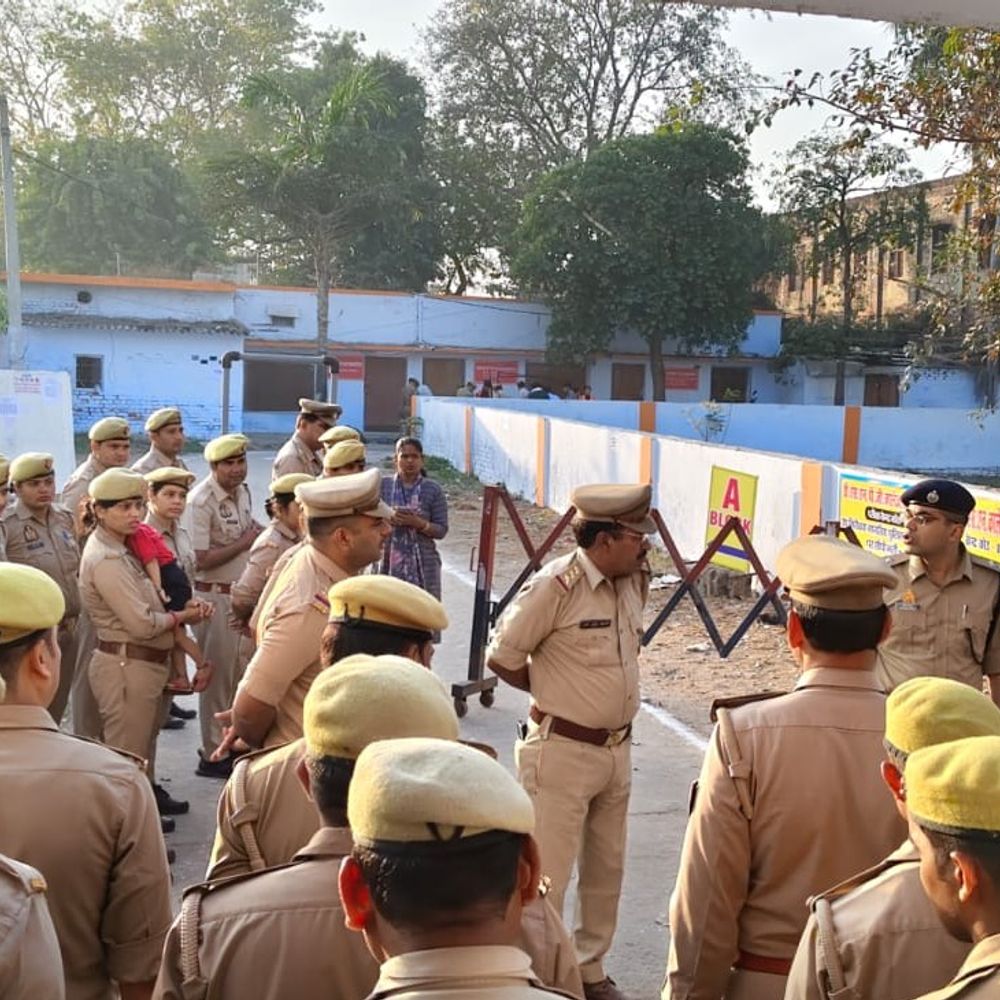 उन्नाव में दरोगा भर्ती परीक्षा:8 केंद्रों पर 9600 अभ्यर्थी देंगे परीक्षा, चेकिंग के बाद दिया गया प्रवेश, ड्रोन से निगरानी