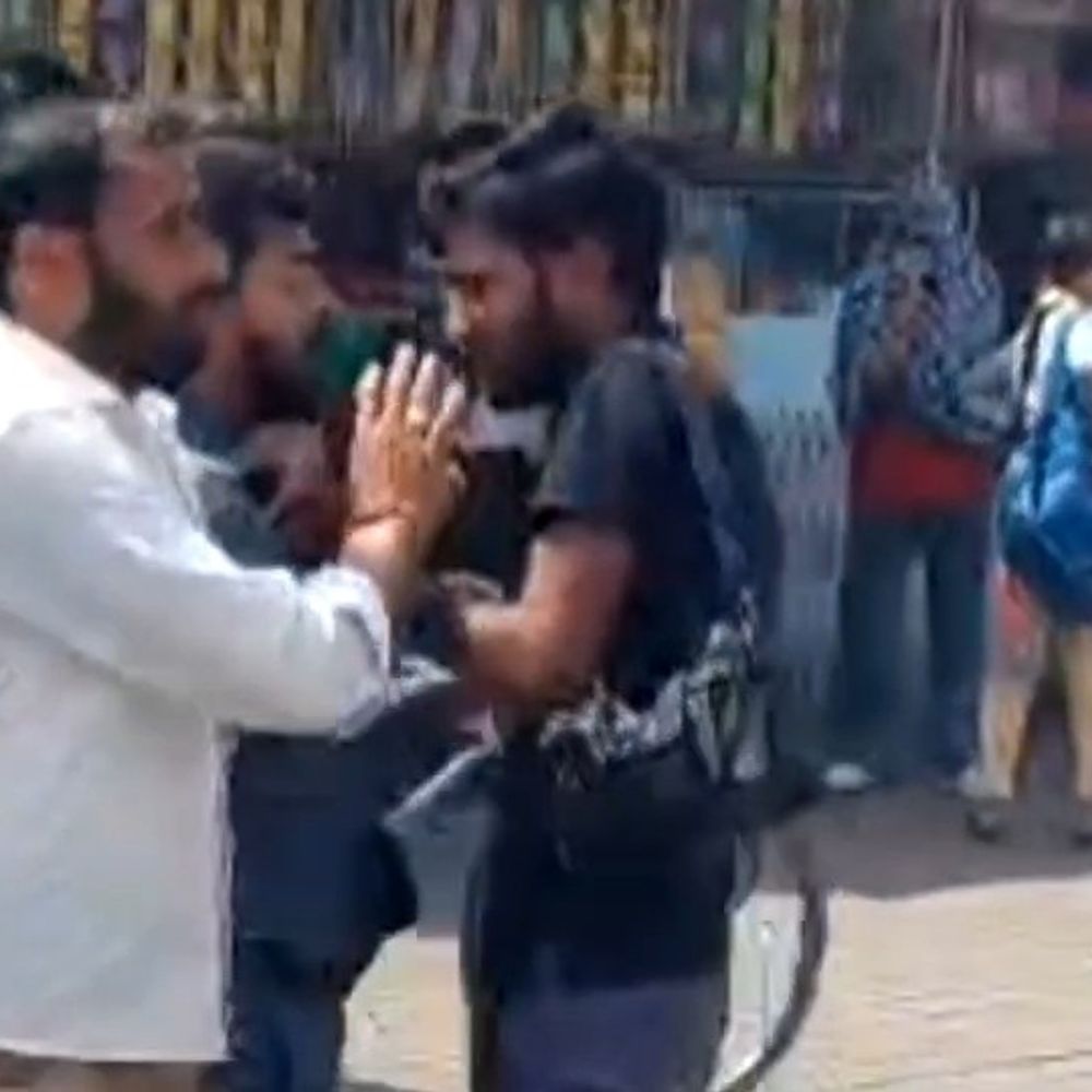 फर्रुखाबाद में यात्रियों को बैठाने पर भिड़े परिचालक, VIDEO:उरई-इटावा डिपो के कंडक्टरों में कहासुनी, धक्का-मुक्की के बाद हाथापाई