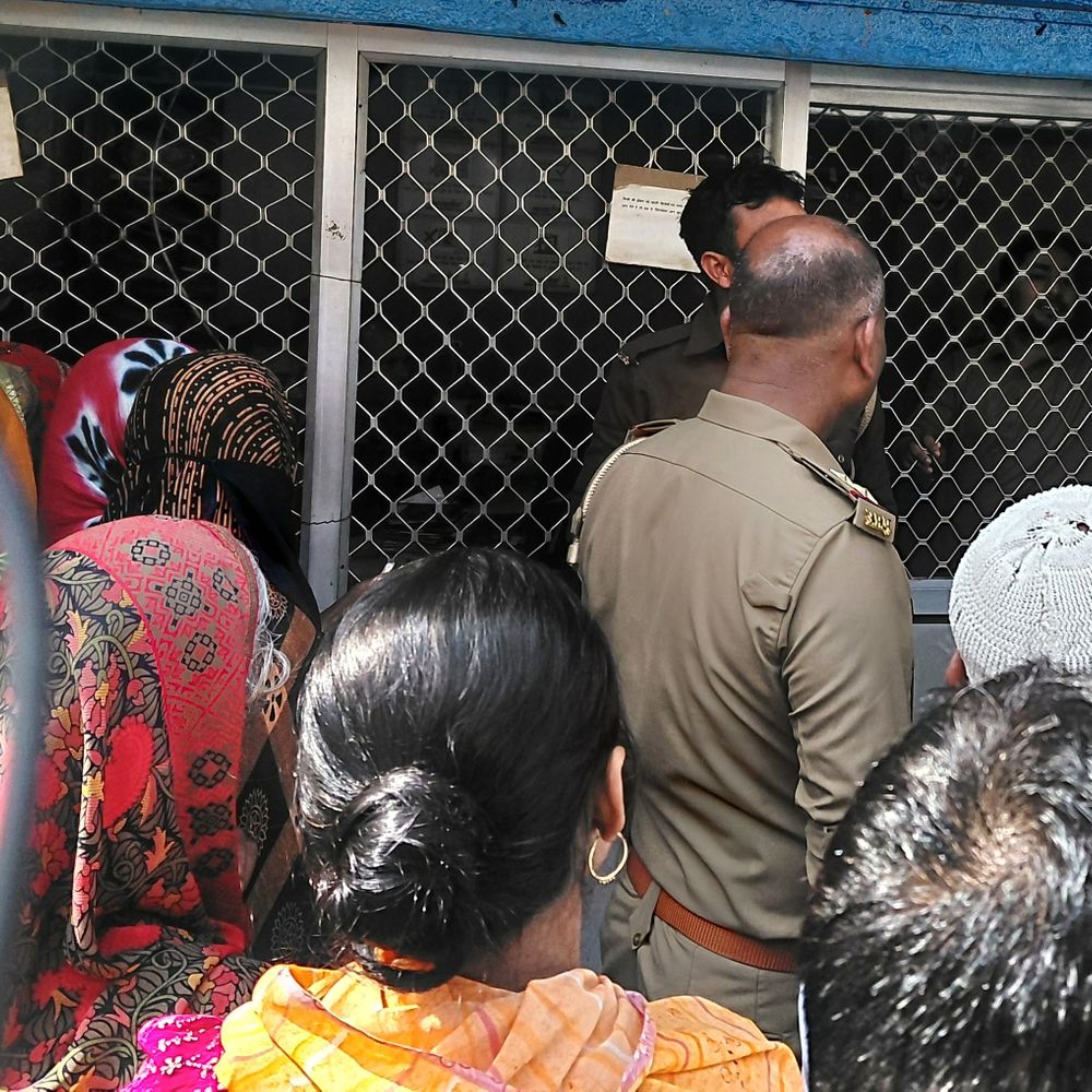 फर्रुखाबाद में आज आसानी से मिला सिलेंडर:बुकिंग के लिए लगानी पड़ रही लाइन, एजेंसी पर पुलिस रही तैनात