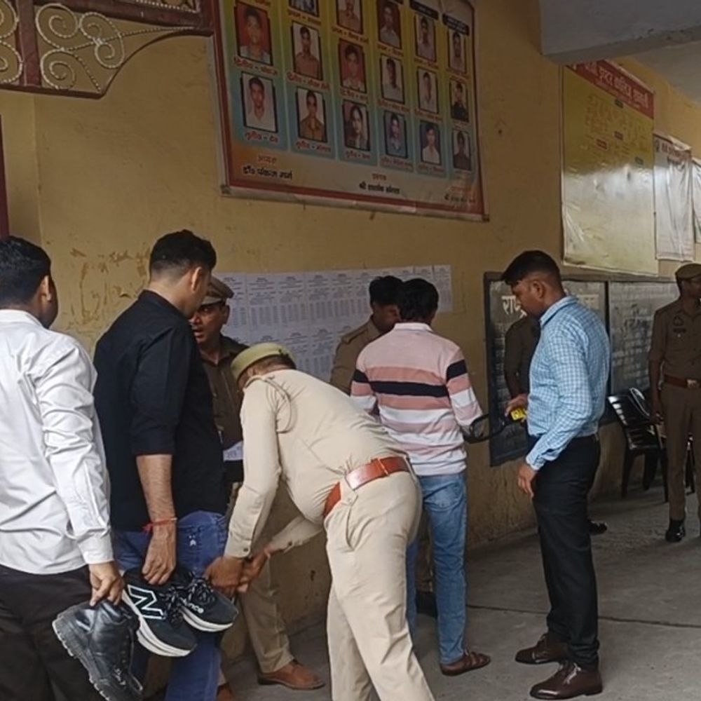 शामली में यूपी पुलिस सब इंस्पेक्टर परीक्षा शुरू:13 केंद्रों पर कड़ी सुरक्षा, रेटिना स्कैन से पहचान