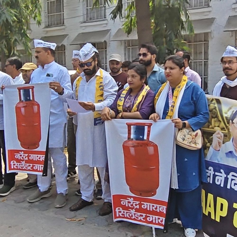 AAP का गैस किल्लत, महंगाई पर प्रदर्शन:मुजफ्फरनगर में कार्यकर्ताओं ने 'सिलेंडर गायब, नरेंद्र गायब' के नारे लगाए