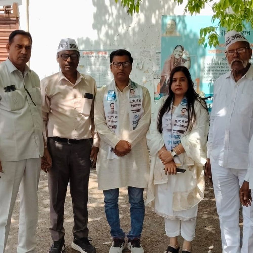 गैस सिलेंडर मूल्य वृद्धि, किल्लत पर AAP का प्रदर्शन:इटावा में राष्ट्रपति को ज्ञापन सौंपा, बोले- छोटे व्यवसाय बंद होने की स्थिति में