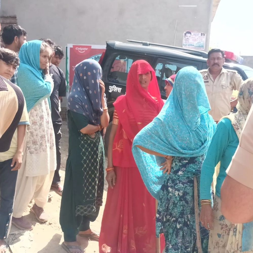 बुलंदशहर में पुलिसकर्मी ने कहा– पतियों पर ‘लठ बजाओ', VIDEO:शराब ठेका बंद कराने पहुंची महिलाओं को सलाह दी