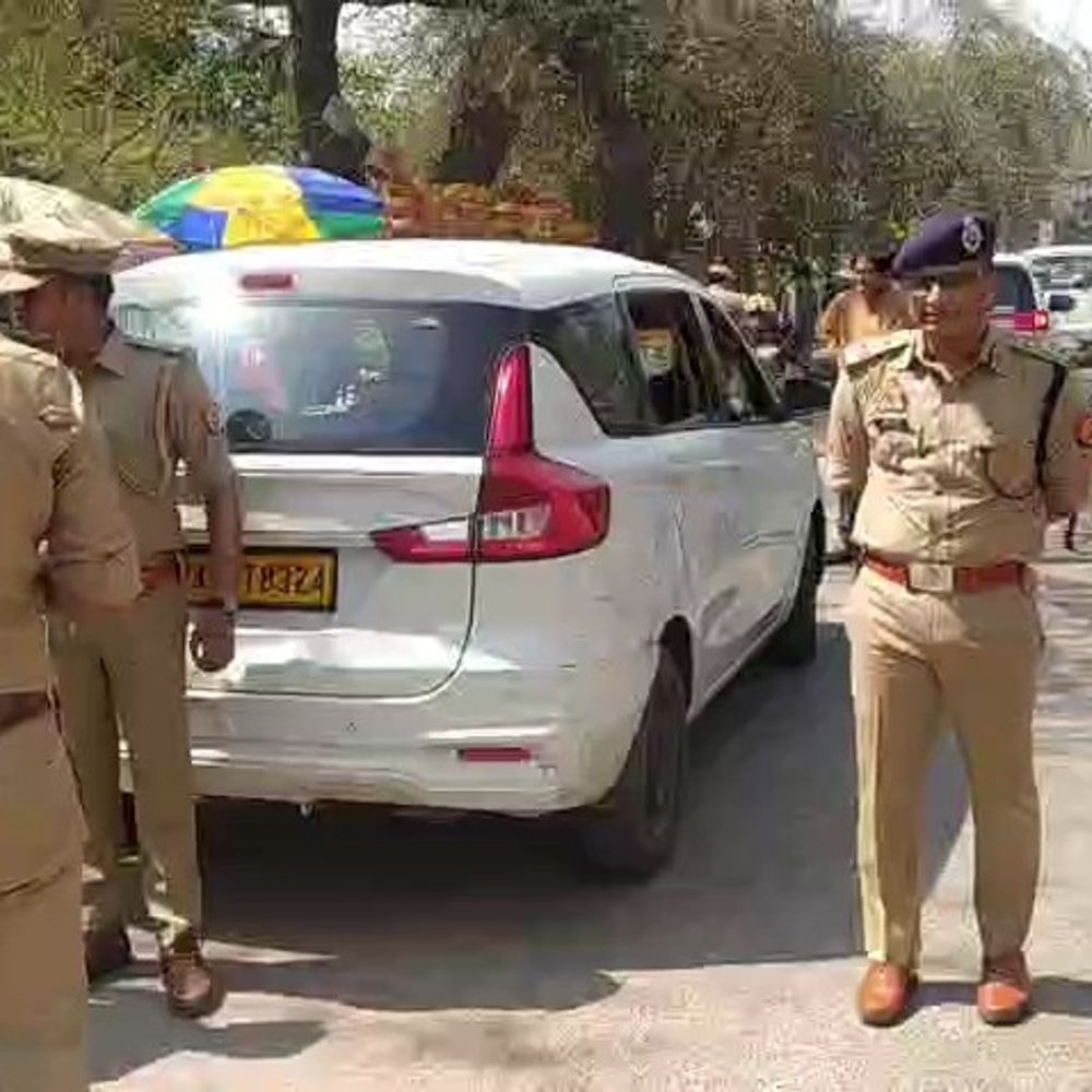 गोंडा में IG अमित पाठक की 25 वाहनों पर कार्रवाई:5 बुलेट और 4 कारें सीज; 15 का चालान, नियमों के उल्लंघन पर एक्शन