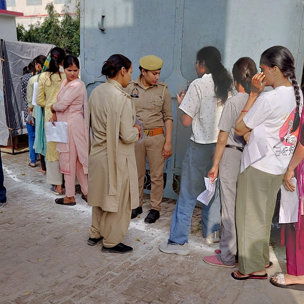 फर्रुखाबाद में पुलिस उपनिरीक्षक की भर्ती परीक्षा:19 केंद्रों पर कड़ी सुरक्षा, चेकिंग के बाद अभ्यर्थियों को प्रवेश