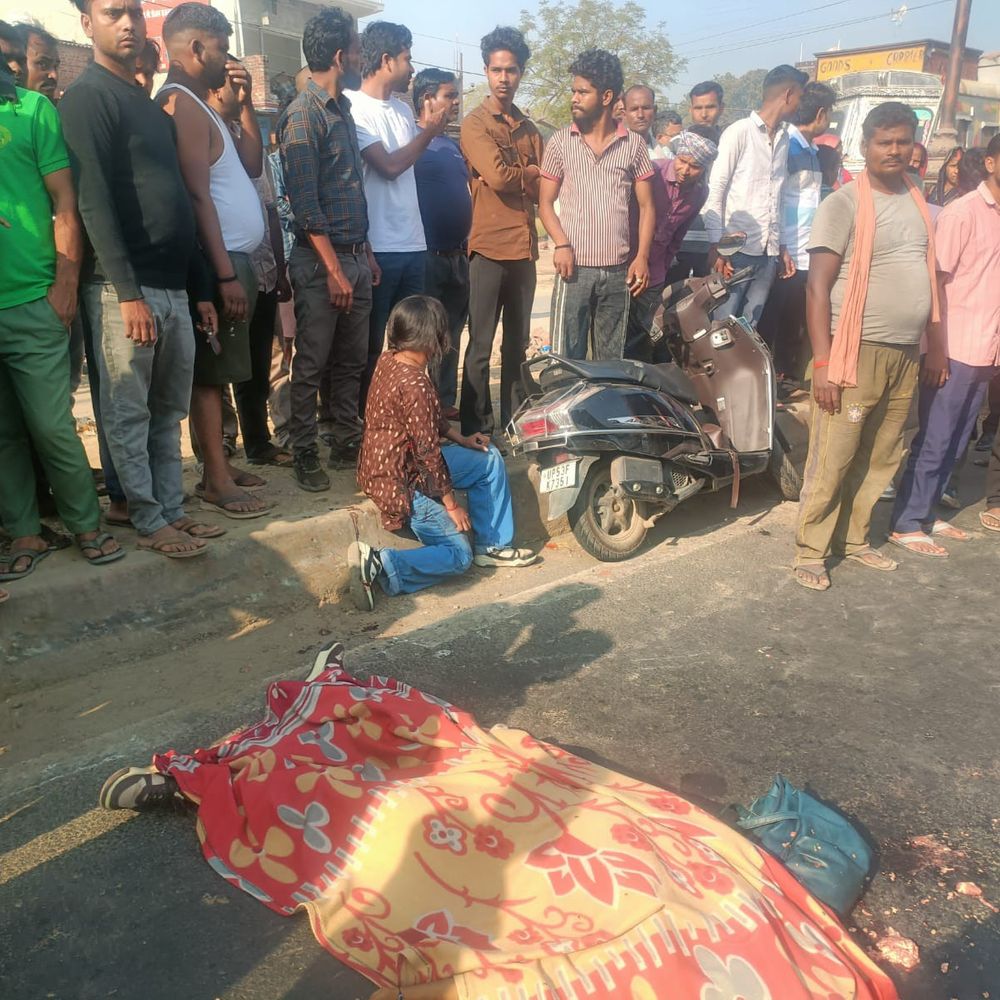 गोरखपुर में बेकाबू ट्रक ने शिक्षिका को कुचला:निबिहवा ओवरब्रिज पर सड़क हादसे में मौत, छोटी बहन अस्पताल में भर्ती; चालक फरार