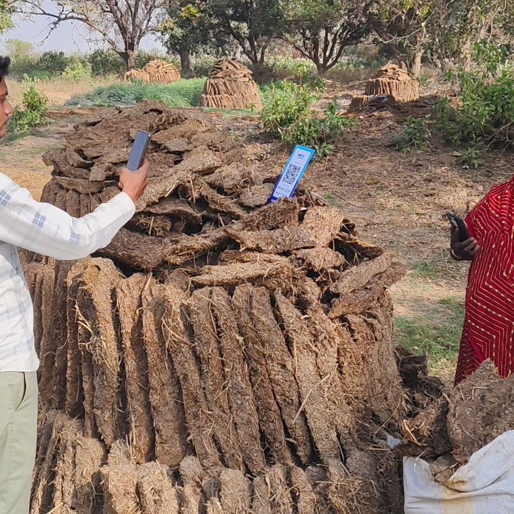 बाराबंकी में सिलेंडर संकट: QR कोड से बिक रहे उपले:4 का कंडा 10 रुपये में मिल रहा, खरीदने वालों की लगी भीड़