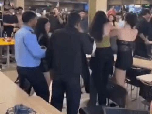 सोनीपत की यूनिवर्सिटी में छात्राएं आपस में भिड़ीं,VIDEO:  एक दूसरे पर लात-घूंसे बरसाए, बाल पकड़कर खींचे; सिक्योरिटी गार्ड्स ने बीच-बचाव किया – Sonipat News