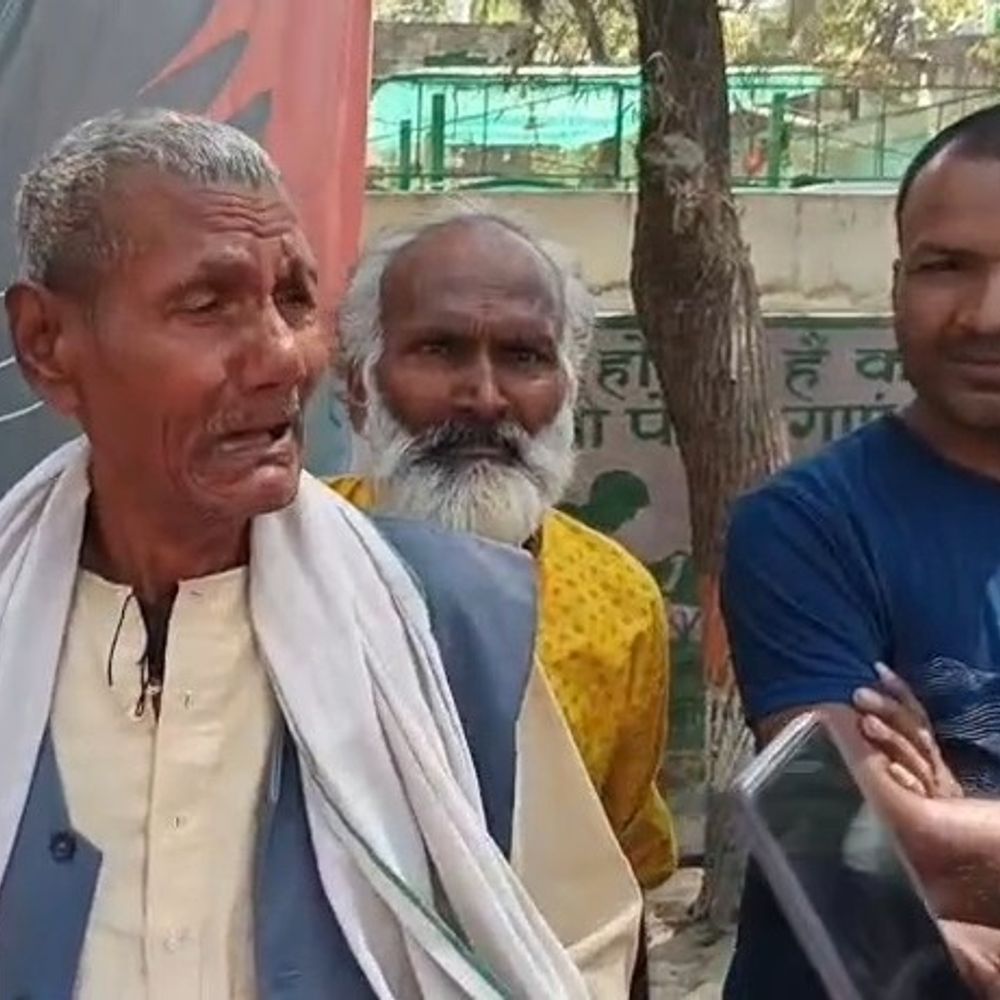 उन्नाव में स्मार्ट मीटर से बढ़ा बिजली का बिल:उपभोक्ताओं ने DM कार्यालय पर प्रदर्शन कर शिकायत दर्ज कराई