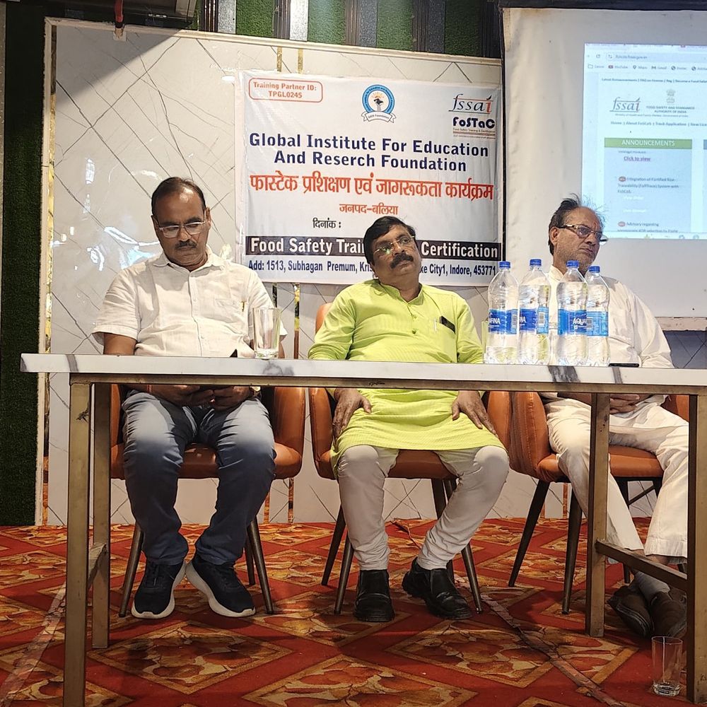 बलिया में खाद्य सुरक्षा प्रशिक्षण कार्यक्रम आयोजित:व्यापारियों को स्वच्छता, गुणवत्ता मानकों की जानकारी दी गई