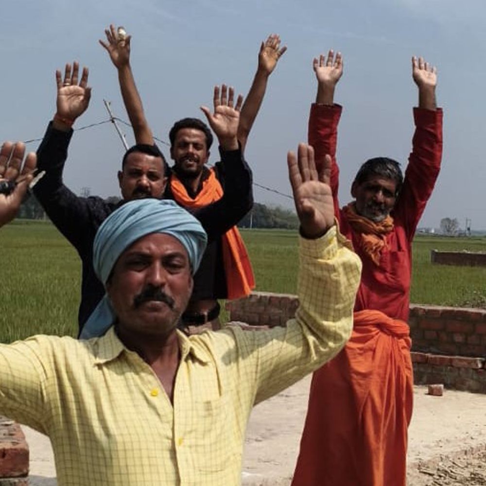 पुलिया निर्माण में घटिया सामग्री उपयोग करने का आरोप:चंदौली में ग्रामीणों ने मानकों की अनदेखी का आरोप लगाया