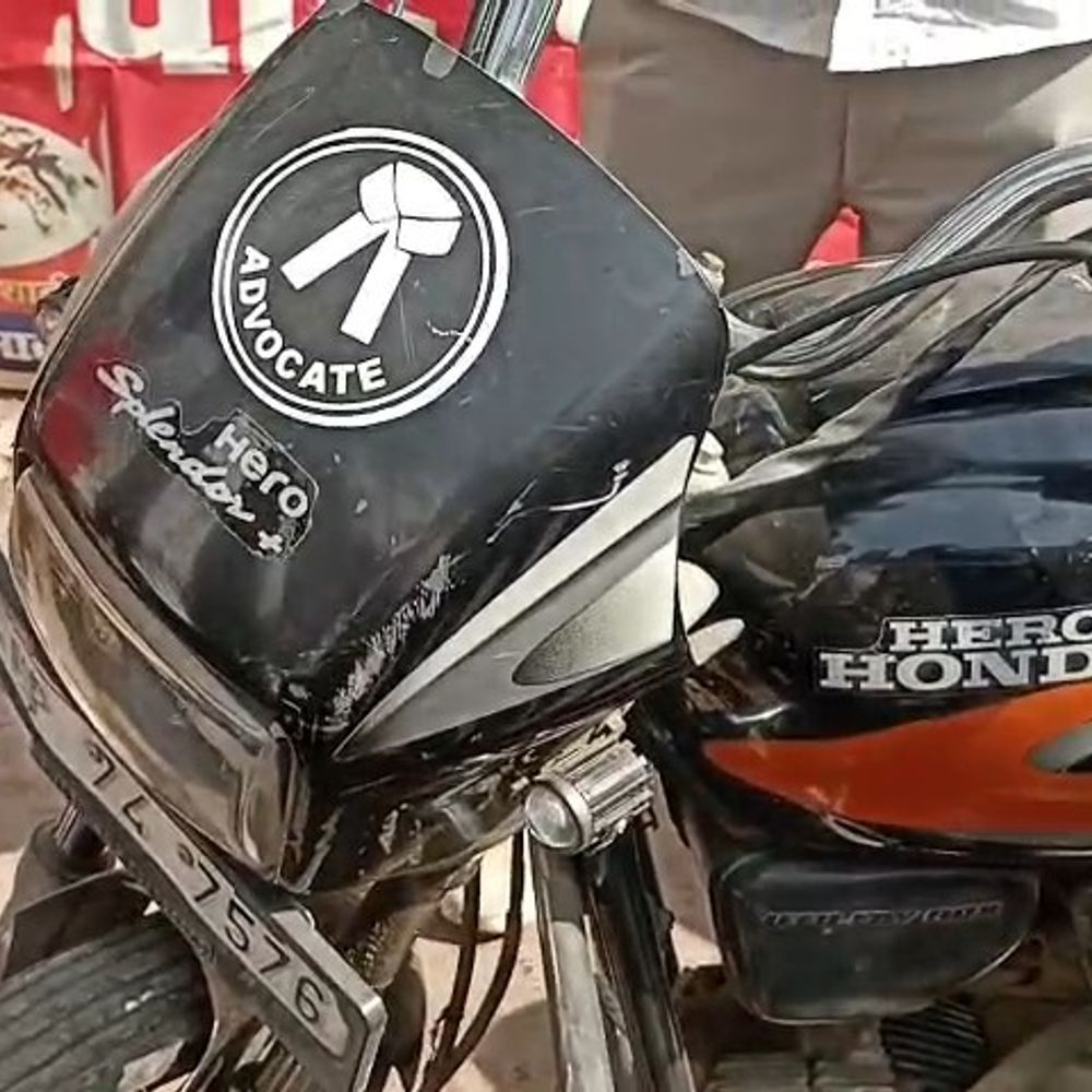 कन्नौज में बस ने अधिवक्ता की बाइक को मारी टक्कर:बार एसोसिएशन महासचिव घायल, ड्राइवर को पकड़कर पुलिस को सौंपा