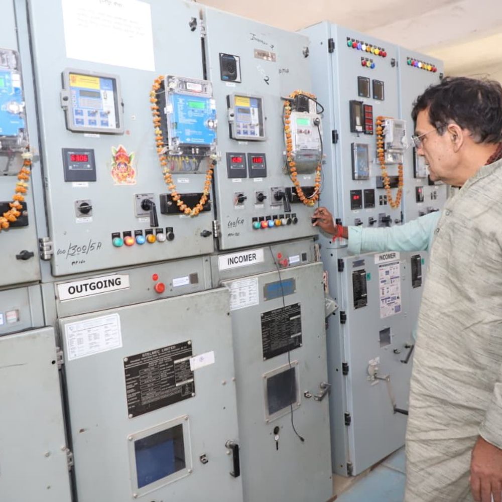 मंत्री के निरीक्षण में अनुपस्थित मिले जेई निलंबित:मड़ियाहूं उपकेंद्र के शहजाद अली पर कार्रवाई, कार्य में लापरवाही पर एक्शन