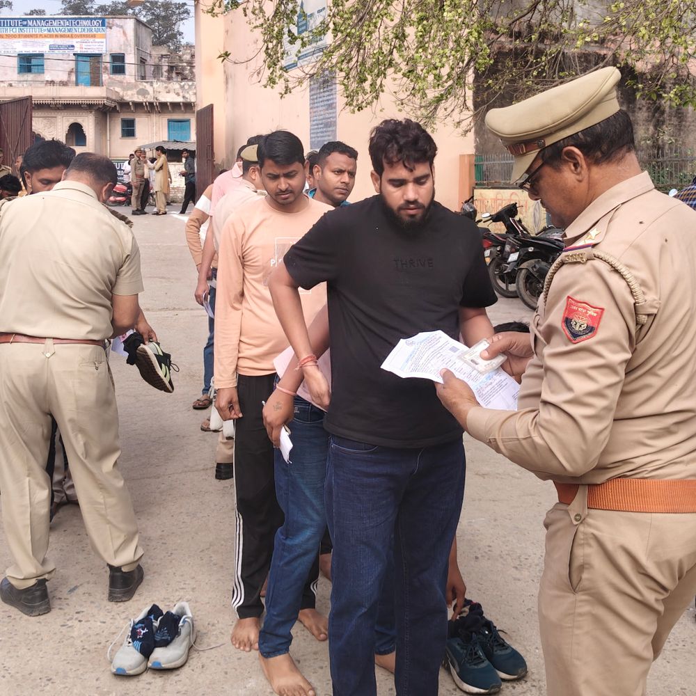 हाथरस में यूपी पुलिस एसआई प्रवेश परीक्षा शुरू:13,440 अभ्यर्थी पंजीकृत, अभ्यर्थियों को कड़ी तलाशी के बाद मिला प्रवेश