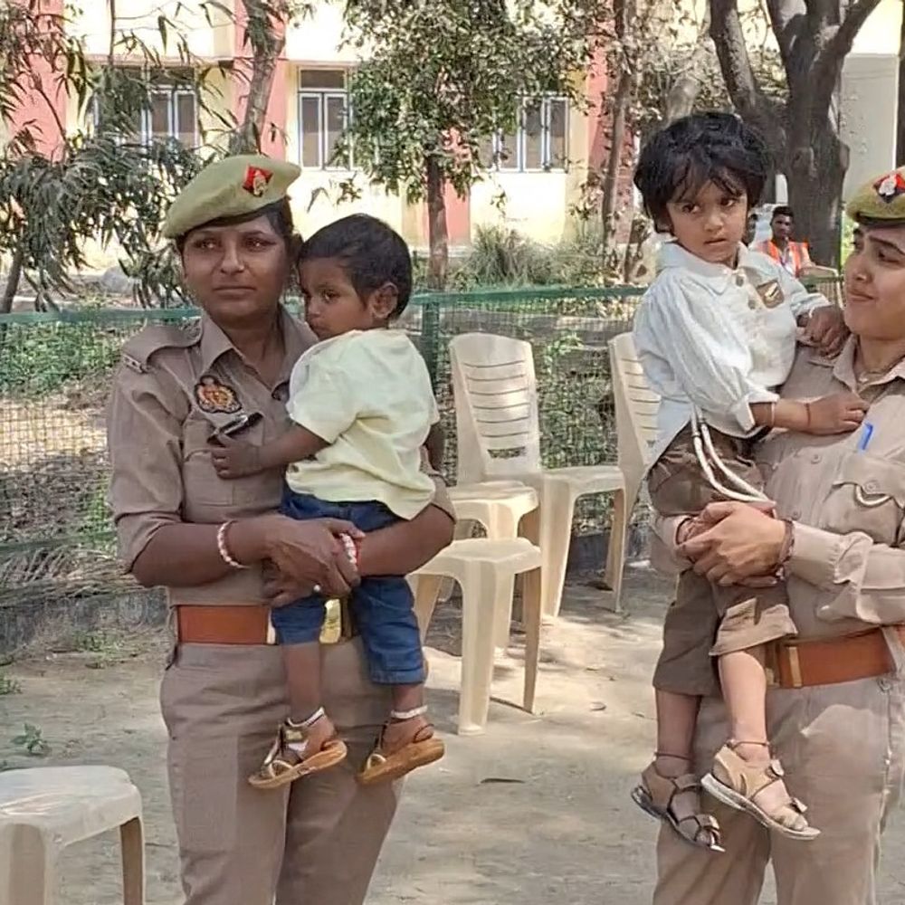 गाजीपुर में महिला कांस्टेबलों ने बच्चों संग निभाई ड्यूटी:गोदा में लेकर एग्जाम सेंटर पर तैनात दिखीं, दिखा कर्तव्य और मातृत्व का संतुलन