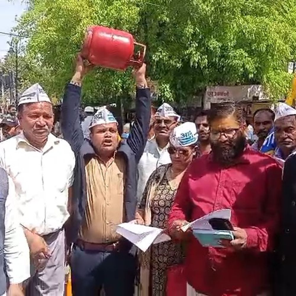 बरेली में महंगाई के खिलाफ आम आदमी पार्टी का प्रदर्शन:गैस सिलेंडर की कीमतें घटाने की मांग, राष्ट्रपति के नाम सौंपा ज्ञापन