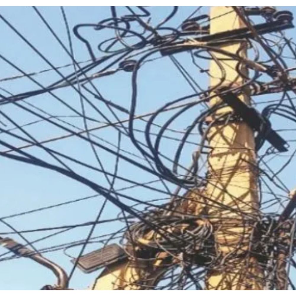 वाराणसी में खत्म होगा तारों का जंजाल, नगर-निगम का प्लान:इंटरनेट और डिश टीवी के तार होंगे अंडरग्राउंड, फर्स्ट फेज में लहुराबीर से मैदागिन रुट पर होगा काम