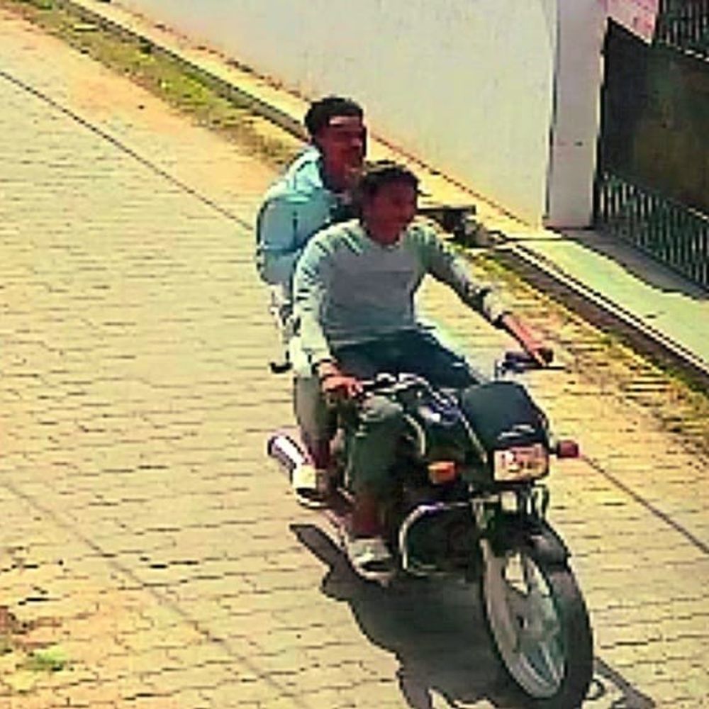 स्कूल से घर लौट रही BA छात्रा से मोबाइल लूट:दिनदहाड़े बाइक सवार बदमाशों ने वारदात की, CCTV में कैद हुई घटना