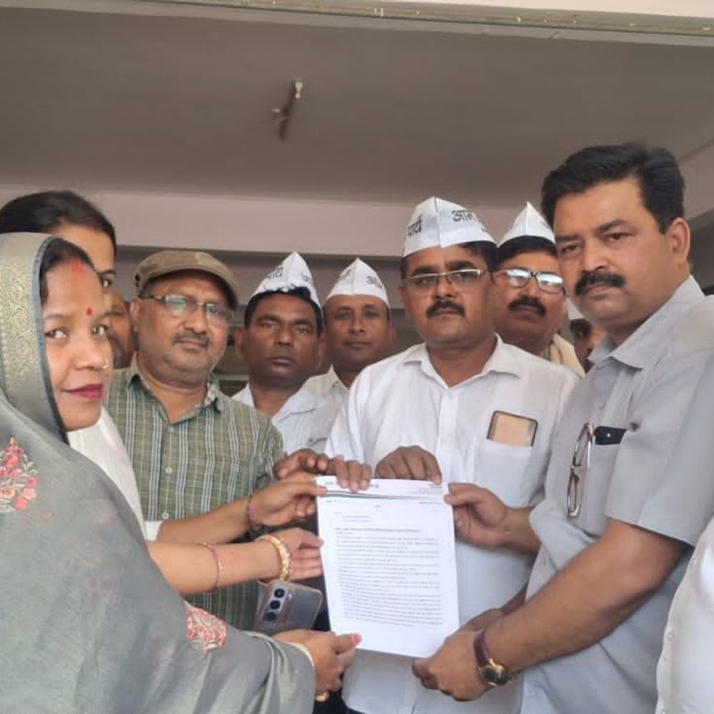 आजमगढ़ में गैस को लेकर लेकर आप का प्रदर्शन:होटल, ढाबा, रेस्टोरेंट और स्ट्रीट फूड से जुड़े लाखों कारोबारियों के सामने गंभीर आर्थिक संकट