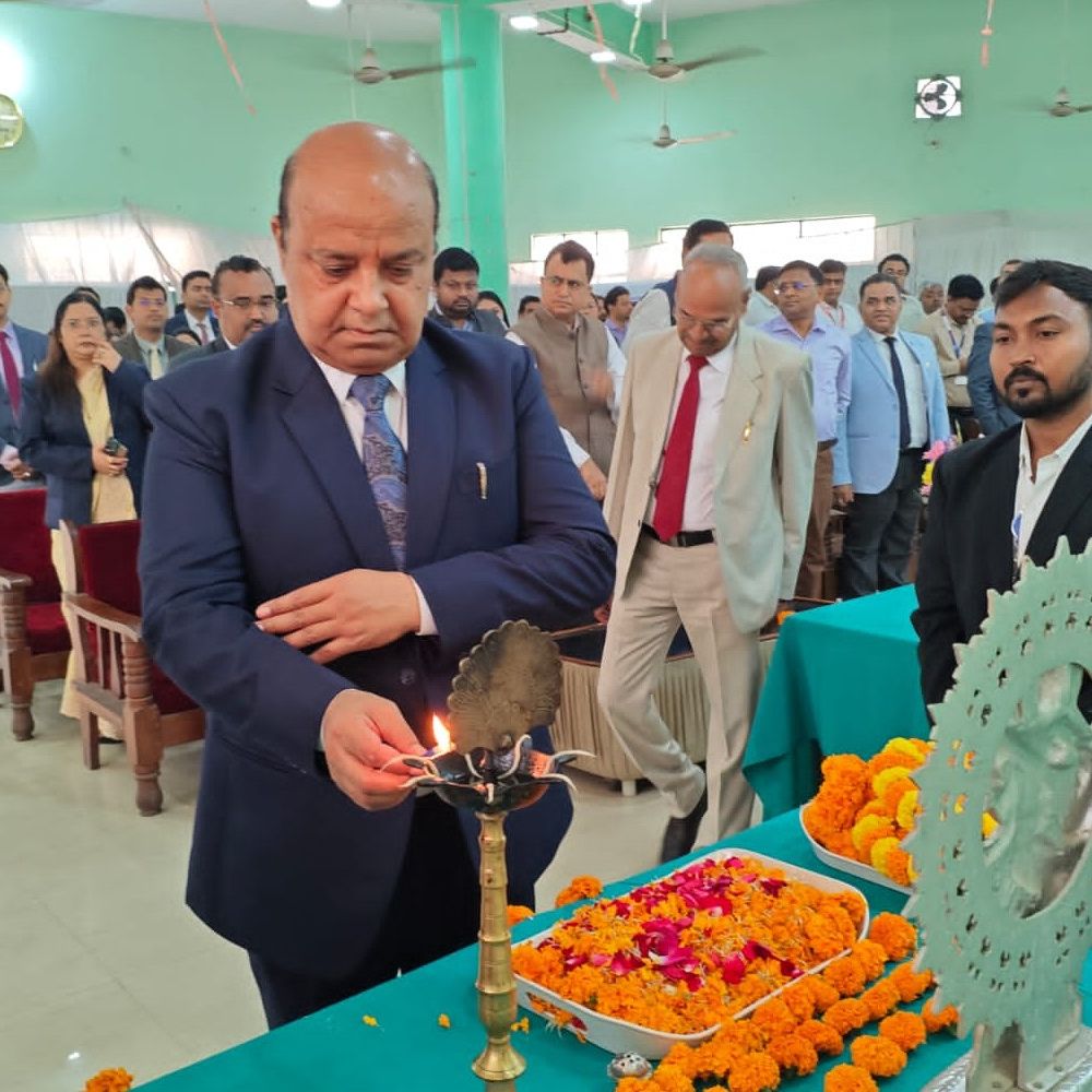 आजमगढ़ में लगी लोक अदालत:113713 मामलों का किया गया निस्तारण, 21 जोड़ों ने मतभेद बुलाकर साथ रहने का लिया निर्णय