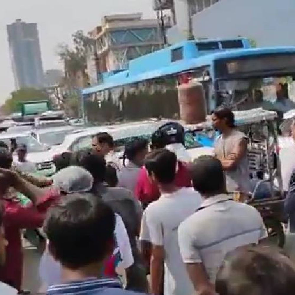 नोएडा में सिलेंडर नहीं मिलने पर सड़क जाम:लोग बोले- "दो दिन हो गए घर में बच्चे भूखे हैं" हमें गैस चाहिए