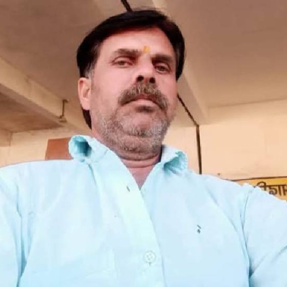 झांसी में ट्रेन से कटकर आढ़ती के मुनीम की मौत:घर से ड्यूटी के लिए निकला, मगर 2 घंटे में ही लौटा, पटरी किनारे कपड़े मिले