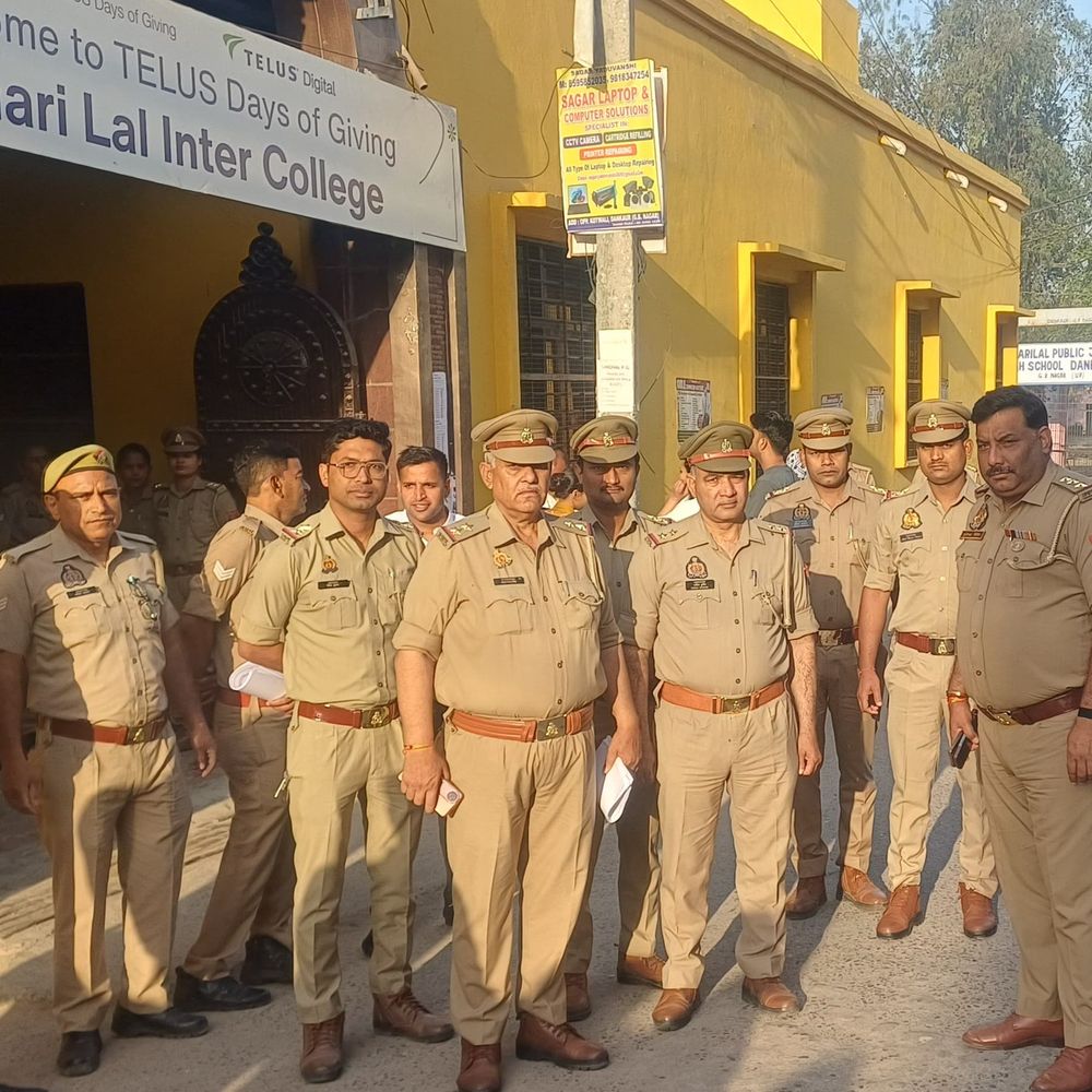 नोएडा में 18 केंद्रो पर UPSI की भर्ती परीक्षा:सीसीटीवी कैमरों से मॉनिटरिंग, सघन चेकिंग के बाद मिला प्रवेश