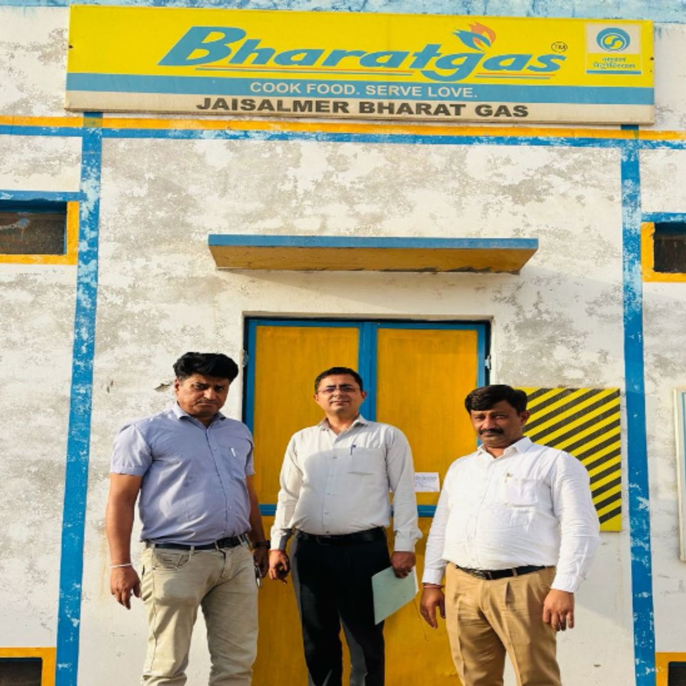 कॉमर्शियल सिलेंडर बांटने पर जैसलमेर में गैस गोदाम सीज:  कलेक्टर के निर्देश पर रसद विभाग का छापा; रिकॉर्ड में मिली थी गड़बड़ी – Jaisalmer News