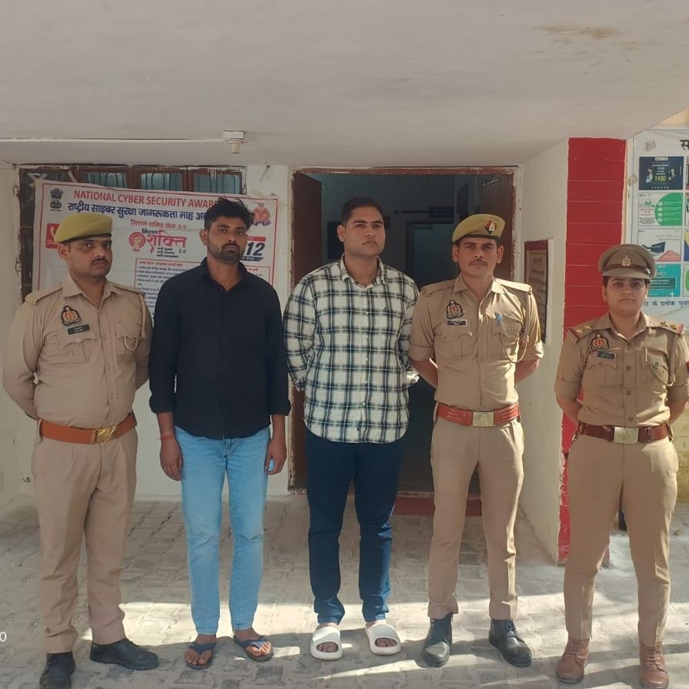 बांदा में फर्जी रजिस्ट्री मामले में दो इनामी गिरफ्तार:पुलिस ने 10-10 हजार के आरोपी पकड़े गए, 34 बीघा जमीन कराई थी रजिस्ट्री
