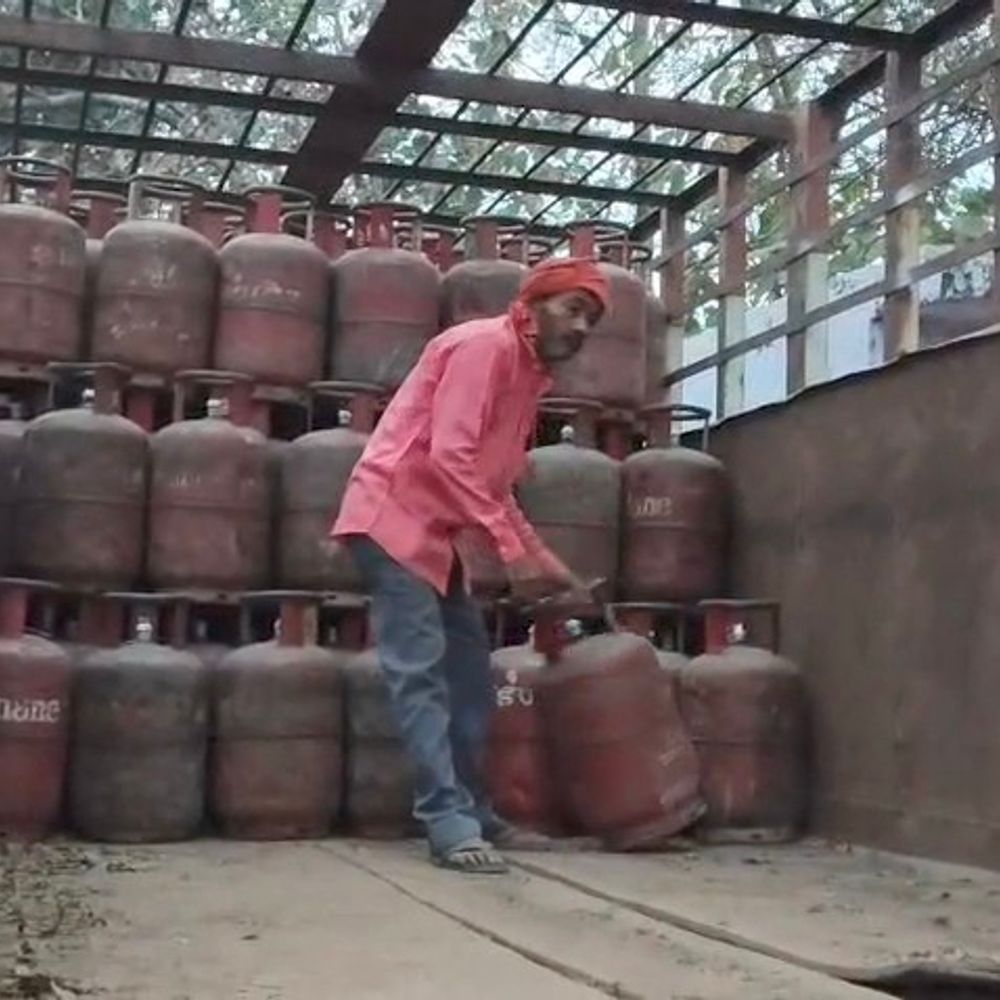 हर्रैया में गैस एजेंसी पर लगी लोगों की लंबी कतारें:OTP आने में घंटो लग रहे; 600 से अधिक सिलेंडर बांटे जाएंगे