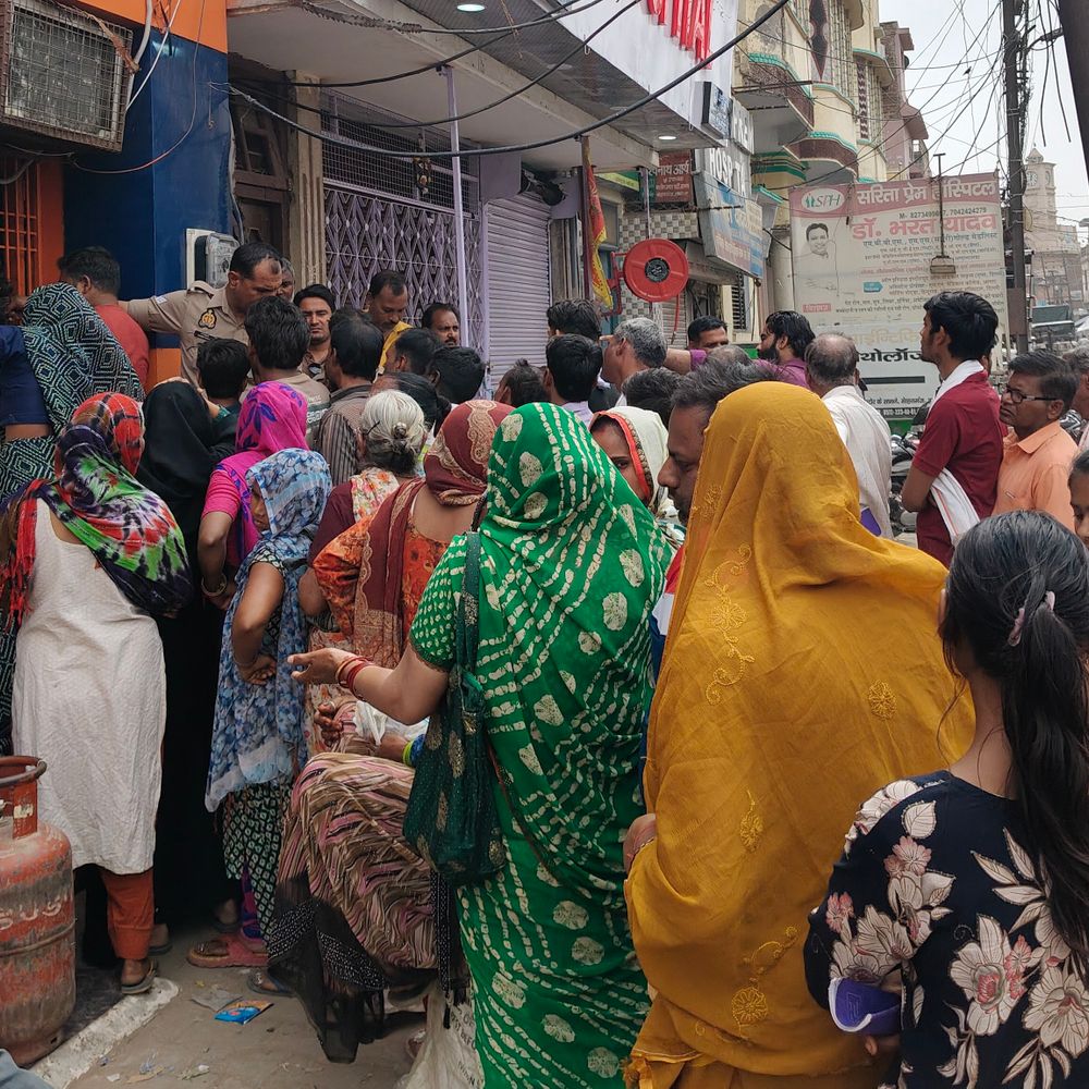 हाथरस में सुबह से गैस लेने के लिए लगी लाइन:उपभोक्ता परेशान, एजेंसियों पर उमड़ी भीड़; प्रशासन का दावा- पर्याप्त स्टॉक मौजूद