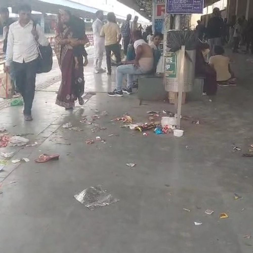 मथुरा जंक्शन पर सफाई कर्मचारियों की हड़ताल:वेतन न मिलने से स्टेशन पर गंदगी के ढेर