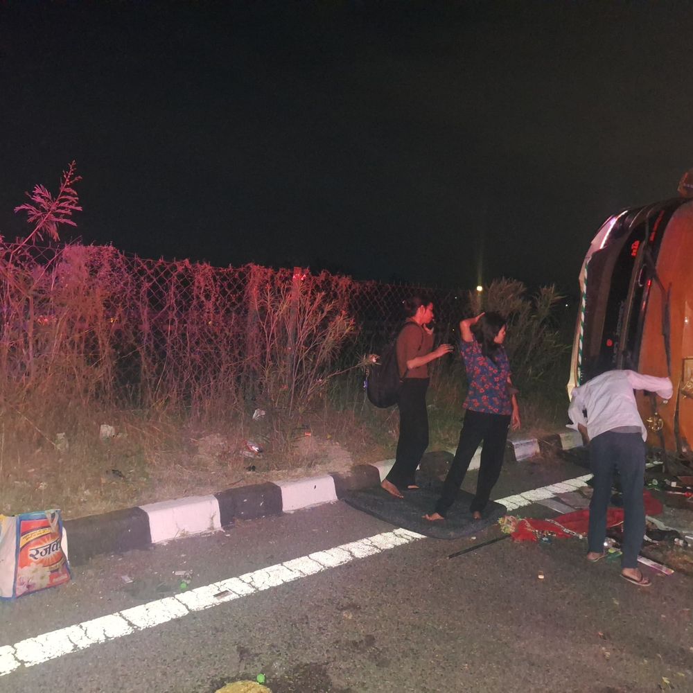 टैंकर-स्लीपर बस की टक्कर, पलटी, 15 घायल:उन्नाव के लखनऊ-आगरा एक्सप्रेसवे पर हुआ हादसा, चालक व परिचालक मौके से फरार