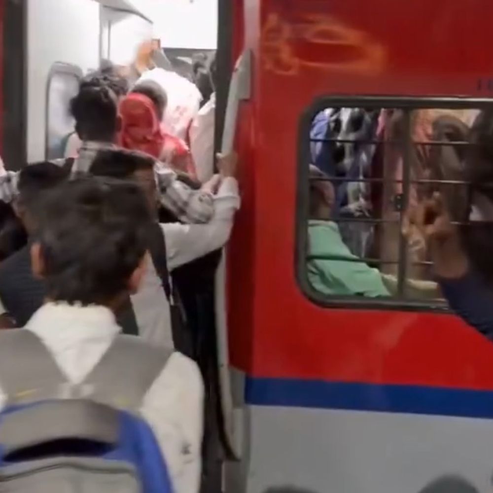 लखनऊ के रेलवे स्टेशन पर लगातार 2 दिन भीड़:ट्रेनों की आरक्षित बोगियों में घुसे परीक्षार्थी, आम यात्री हुए परेशान