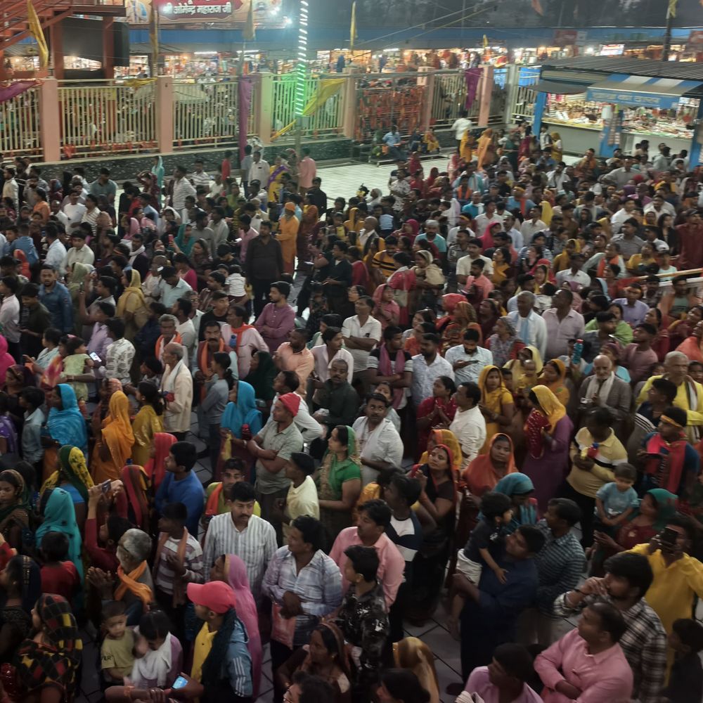 मनौना धाम में उमड़ा आस्था का महाकुंभ:एकादशी पर एक लाख से अधिक श्रद्धालुओं ने टेका मत्था, दुनियाभर से आए श्रद्धालु