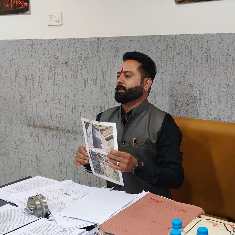 नर्मदापुरम में भाजपा नेता पर अतिक्रमण का आरोप:  पार्षद पुत्र का दावा- 2 हजार स्क्वेयर फीट जमीन पर कब्जा; दबाव में रेस्टोरेंट की सीढ़ियां हटवाईं – narmadapuram (hoshangabad) News