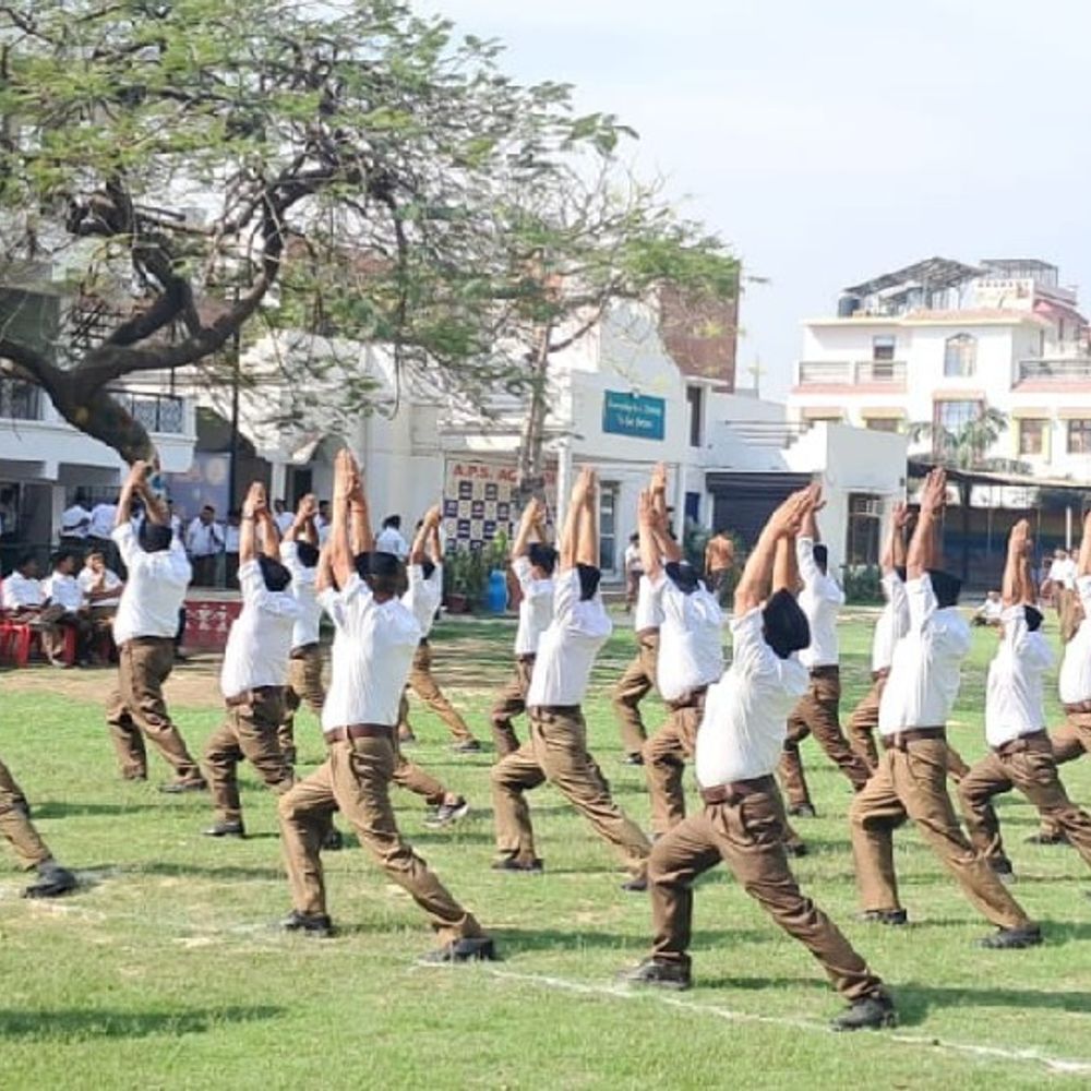 आरएसएस का शारीरिक प्रधान कार्यक्रम:तेलीबाग में संघ के स्वयंसेवकों ने मार्च पास्ट और युद्ध कौशल का किया प्रदर्शन
