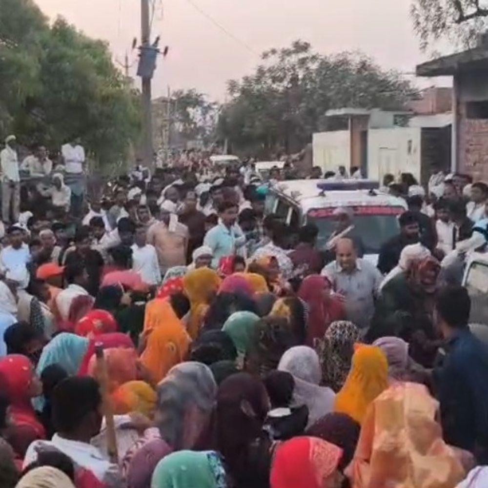 डंपर ने बाइक सवार युवकों को रौंदा:एटा के दो चचेरे भाइयों समेत तीन की मौत, फर्रुखाबाद से लौट रहे थे घर