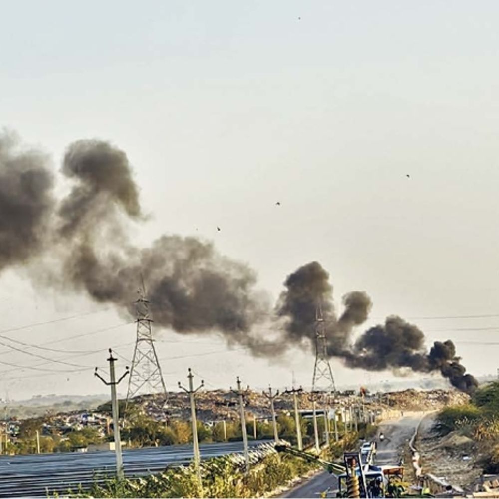 कचरे के धुएं में घुट रही सांसें, प्रशासन बेखबर