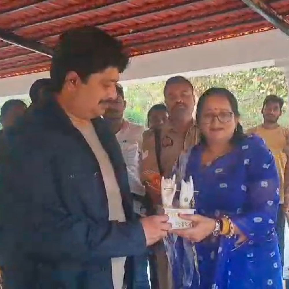 राजा भैया ने युद्ध के कारण गैस किल्लत जताई चिंता:प्रतापगढ़ में बोले-पहले 8-10 ट्रक आते थे, अब सिर्फ 1-2 लोड मिल रहे