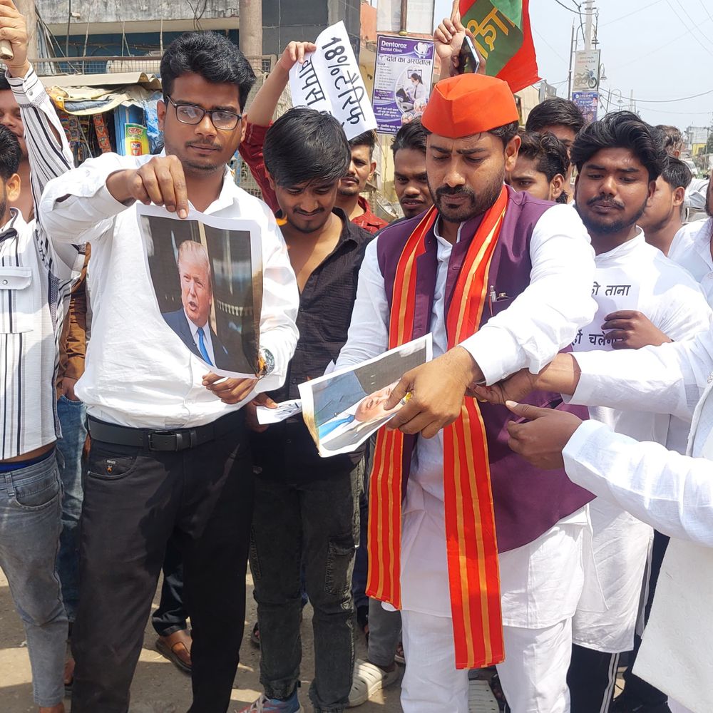 लोहिया वाहिनी ने अमेरिकी राष्ट्रपति ट्रम्प का पुतला फूंका:सोनभद्र में बोले- देश में गैस सिलेंडर की भारी किल्लत
