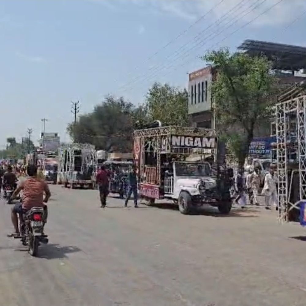 सामूहिक विवाह में यातायात नियमों का उल्लंघन:जालौन में तेज आवाज में डीजे के साथ बारात निकलने से लगा जाम