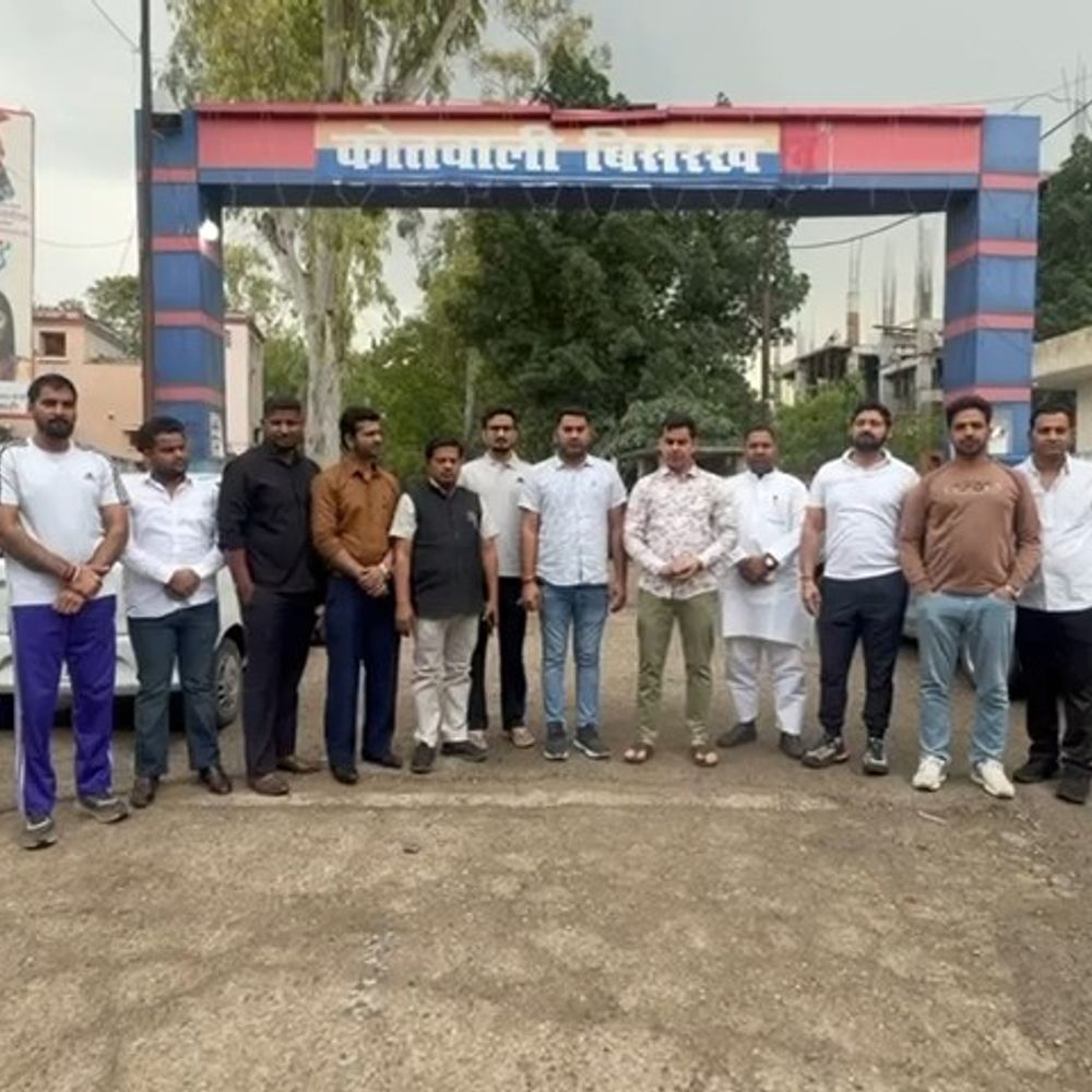 अधिवक्ता को पीटने पर 4 पुलिसकर्मी निलंबित:नोएडा में भाई की तलाश में घर से उठाकर थाने ले जाने का आरोप