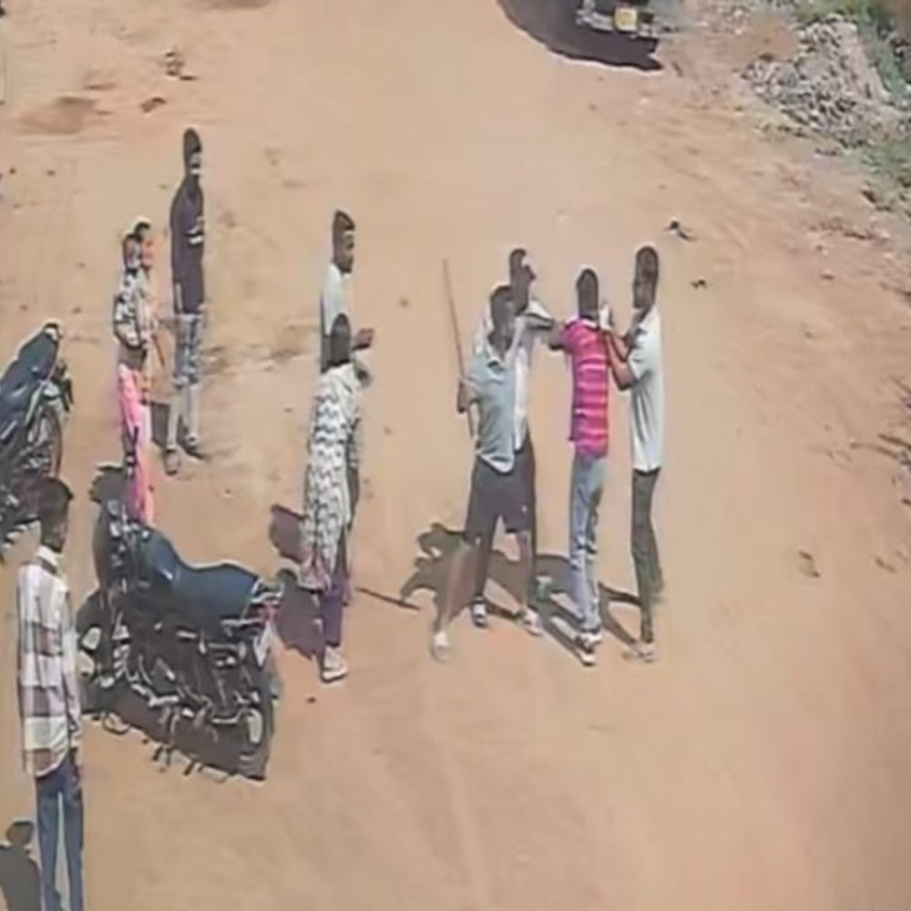 पत्नी के सामने पति को पीटा, अपहरण का प्रयास:  वारंटी पिता की गिरफ्तारी में मुखबिरी का था शक, सामने आया मारपीट का वीडियो – Gwalior News