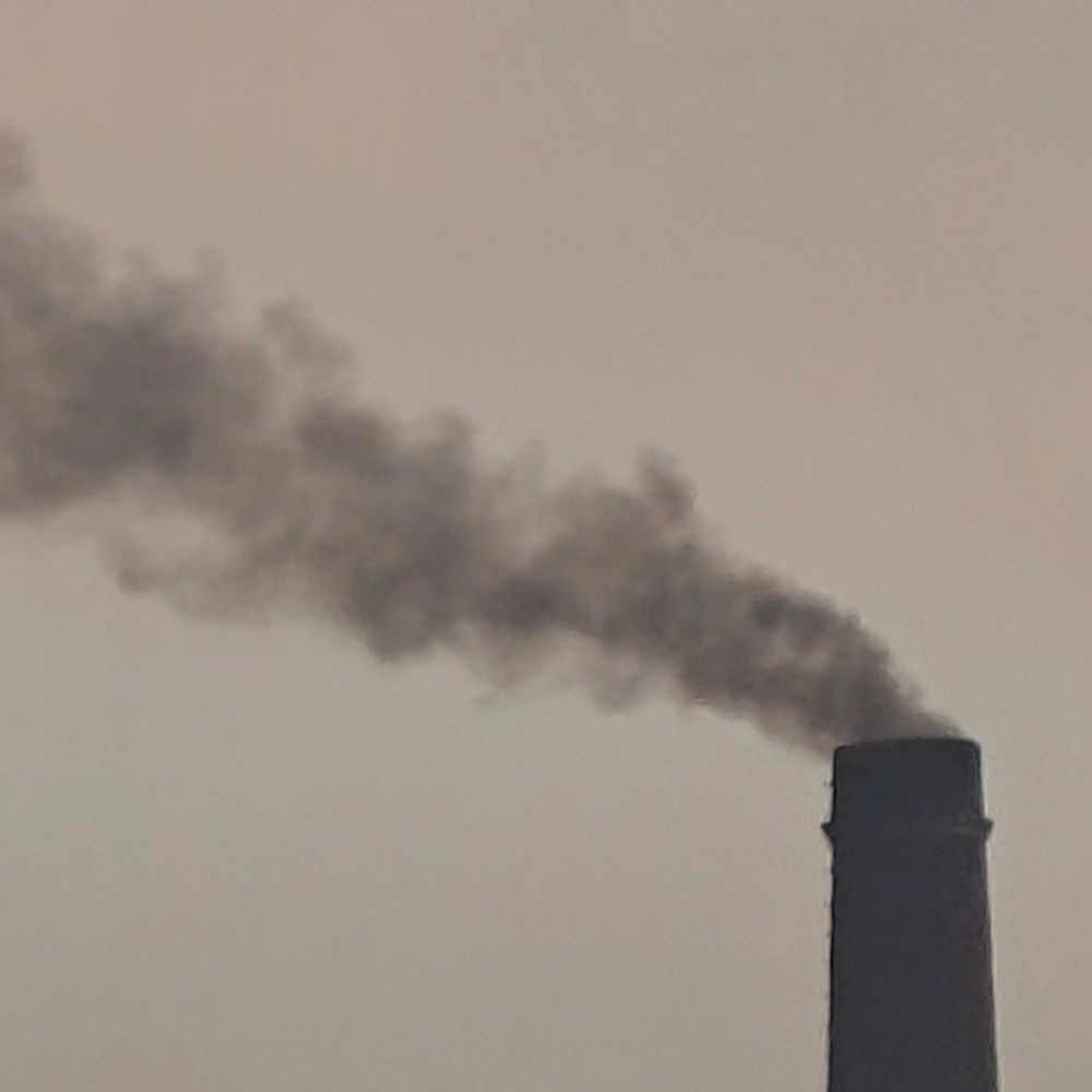 रामेश्वरी पेपर मिल की चिमनी से फिर निकला काला धुआं:NGT के आदेशों के उल्लंघन का आरोप, प्रदूषण नियंत्रण बोर्ड करेगा जांच