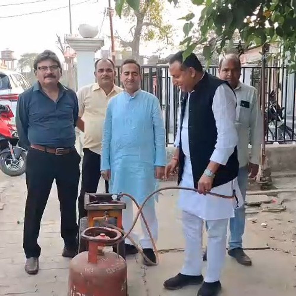 गोंडा में सपा नेता का गैस सिलेंडर को लेकर अनोखा:नाले में गैस सिलेंडर, चूल्हे की पाइप को डालकर गैस भरने और जलाने का किया प्रयास