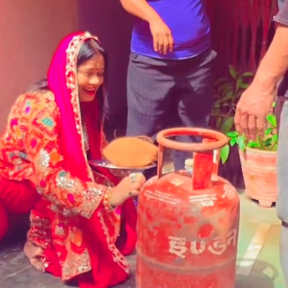 अभिनेत्री उर्मिला सनावर ने सिलेंडर को तिलक लगाकर उतारी आरती:सहारनपुर में बोलीं- नोटबंदी और फिर लॉकडाउन के बाद अब गैस सिलेंडर की कमी