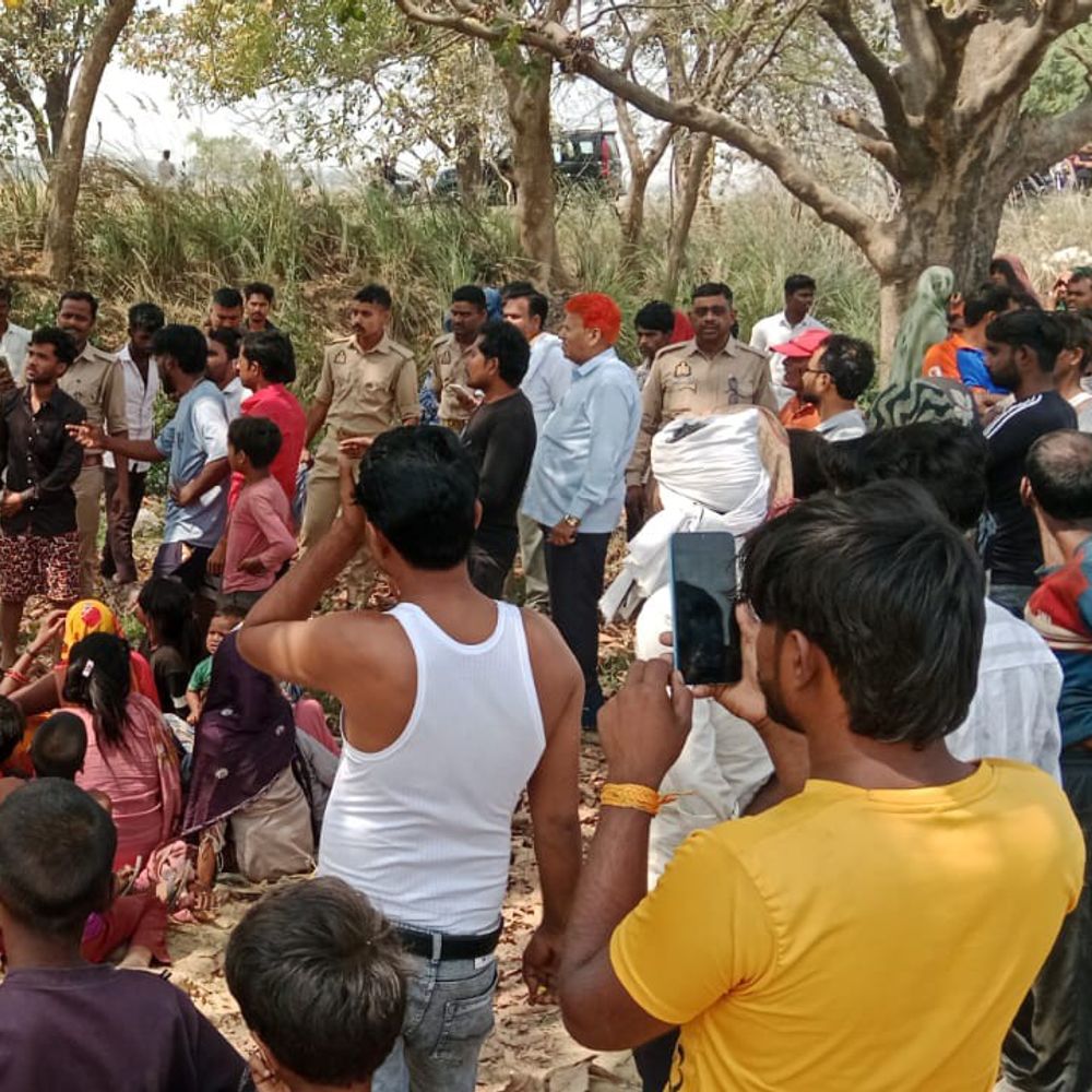 कौशांबी में अधेड़ की मौत:घर से एक किलोमीटर दूर नीम के पेड़ से लटका मिला शव, पुलिस जांच में जुटी