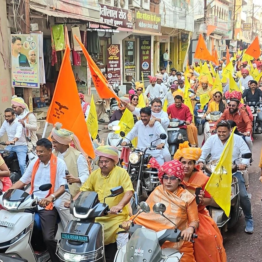 धमतरी में कर्मा जयंती की पूर्व संध्या भव्य बाइक रैली:सैकड़ों समाजजन हुए शामिल, बाइक पर दिया कर्मा माता का संदेश