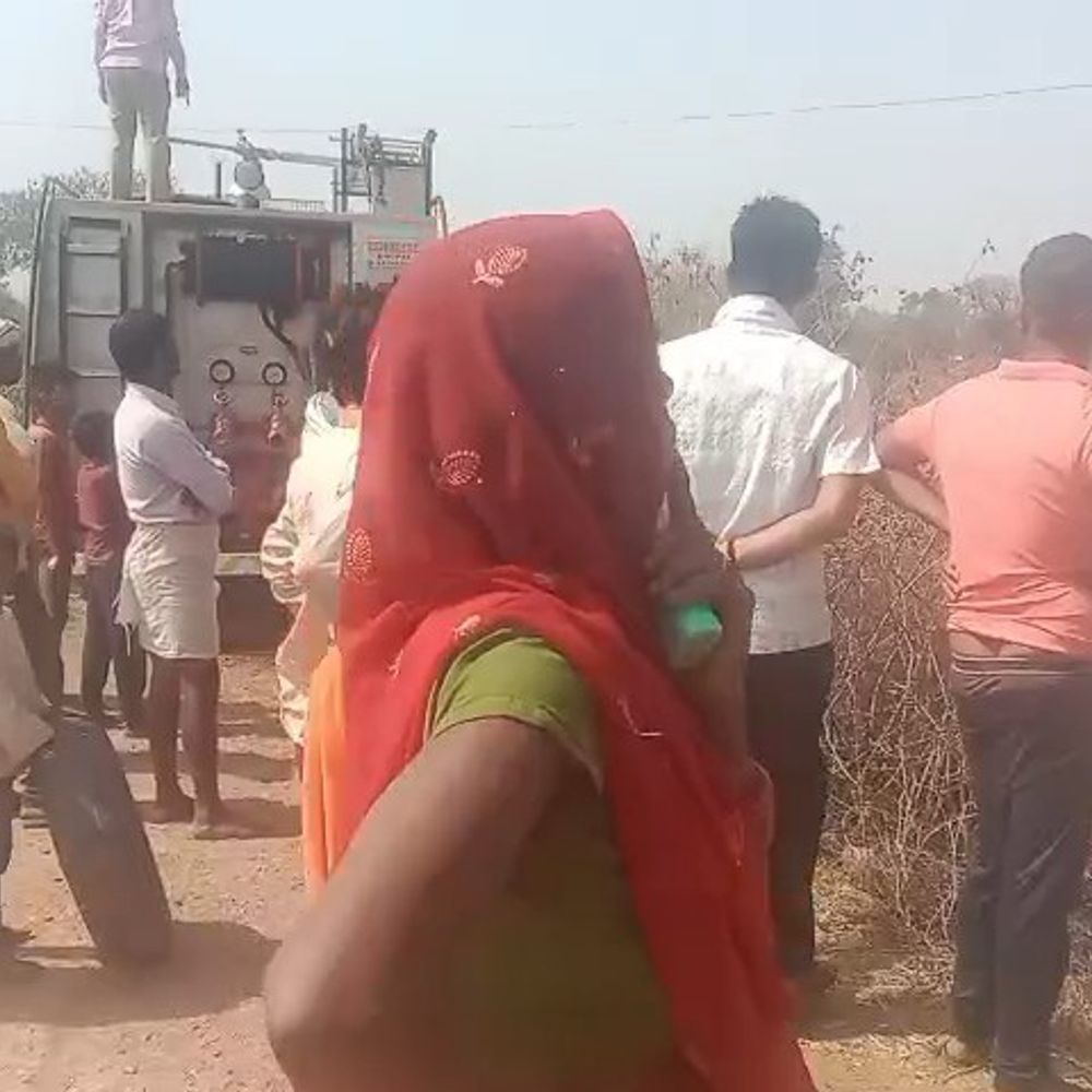 मऊगंज के बनपाड़र गांव में खेतों तक पहुंची लपटें,:ट्रांसफार्मर से गिरी थी चिंगारी, दमकल ने पाया काबू